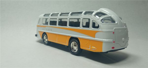 Модель 1:65 автобус ЛАЗ-695 «Львів» бело-желтый