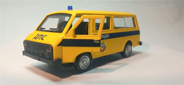 Модель 1:43 РАФ-22038 "Латвия" желтый с гербом СССР