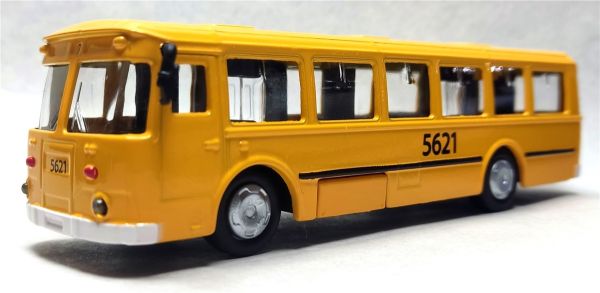 Модель автобуса ЛиАЗ-677 желтый