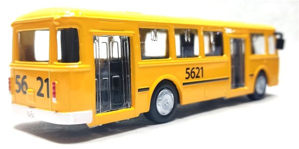 Модель автобуса ЛиАЗ-677 желтый